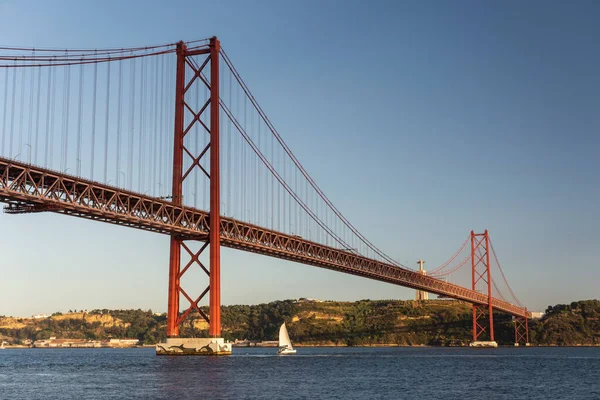 Красивый Вид Мост Через Реку Тежу Закате Лиссабон Португалия — стоковое фото