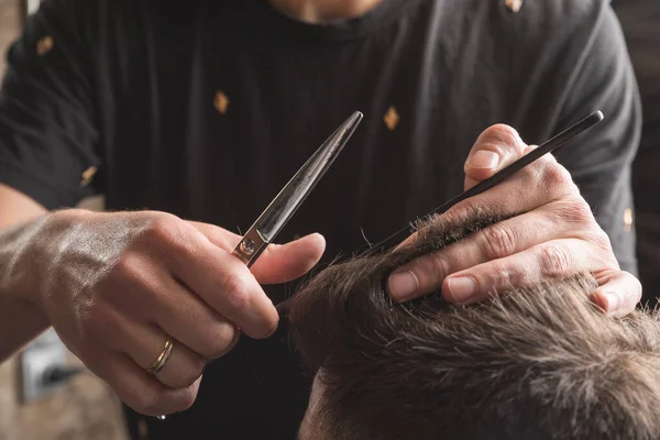 Männlich Friseur Herstellung Haarschnitt Für Seine Kunde Salon — Stockfoto