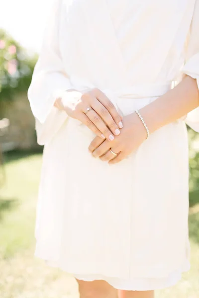 Wedding Ring Bracelet Bride Poses Dressing Gown — Stock Photo, Image