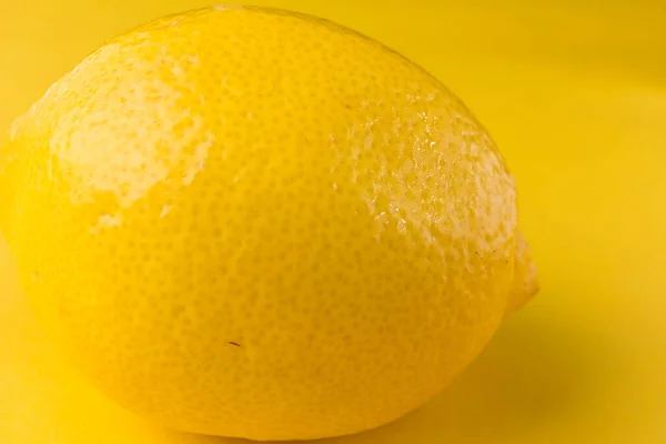Limón Entero Sobre Fondo Color Amarillo Brillante — Foto de Stock