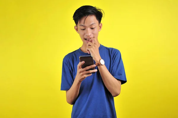 Feliz Joven Buen Aspecto Asiático Hombre Sonriendo Usando Teléfono Inteligente — Foto de Stock