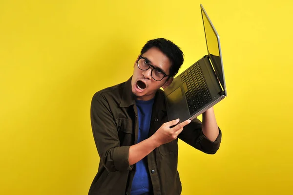 亚洲在线自由职业者在他的笔记本电脑前非常生气 从客户那里得到了糟糕的报告 被黄色隔离了 — 图库照片