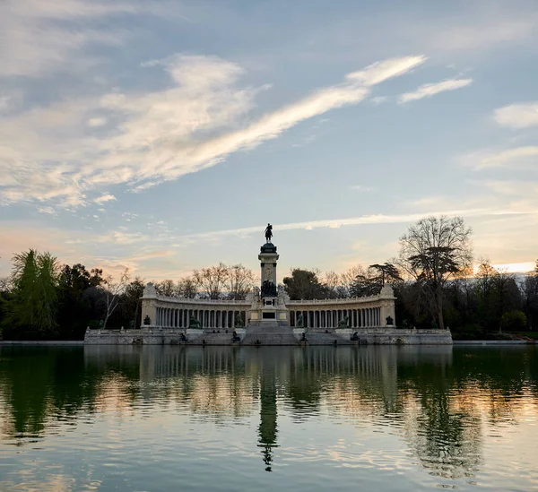 Pôr Sol Incrível Parque Retiro Com Monumento Envelhecido Rei Alfonso — Fotografia de Stock