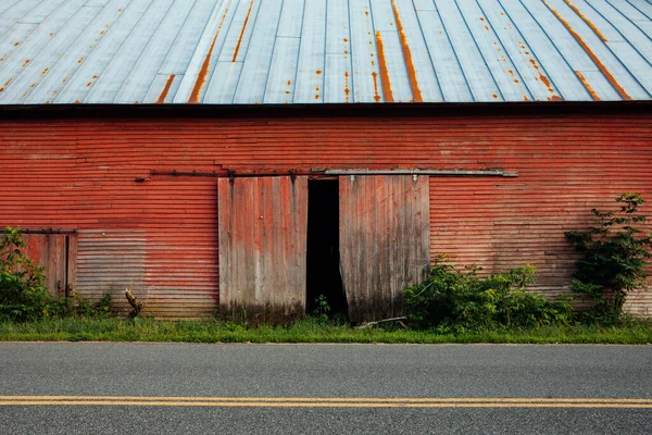 Dřevěná Garáž Červenými Bílými Pruhy — Stock fotografie