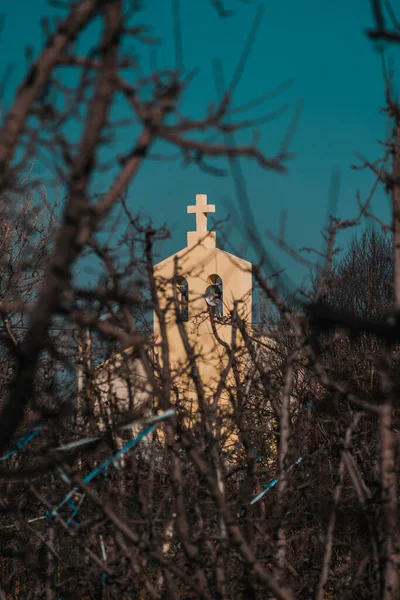 Крест Фоне Церкви — стоковое фото