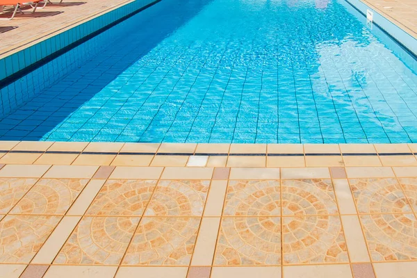 Piscina Sem Ninguém Resort Férias Fora Piscina Vazia Com Água — Fotografia de Stock