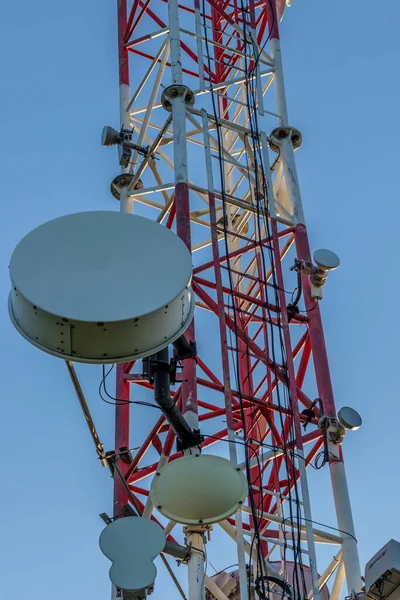 Primo Piano Una Torre Trasmissione Piena Dispositivi Con Cielo Blu — Foto Stock