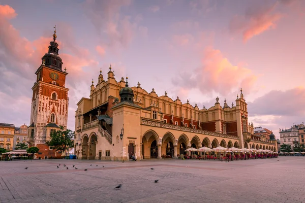 Kraków Polska Sierpnia 2018 Sukiennice Wieża Ratuszowa Rynku Głównym Krakowie — Zdjęcie stockowe