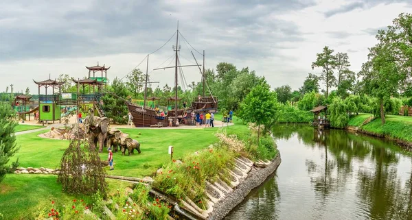 Volodarka, Ukrayna 06.20.2020. Ukrayna 'da Bila Tserkva yakınlarındaki Volodarka köyünde bulutlu bir yaz gününde Park Sakura Adası