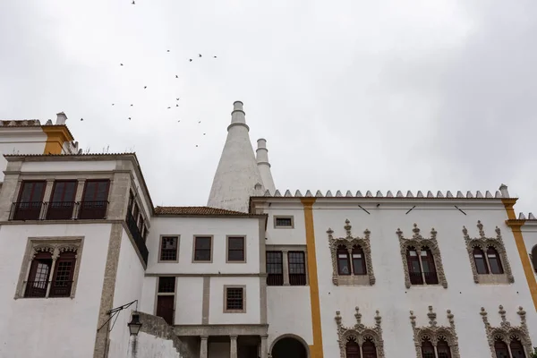 Hermosa Vista Antiguo Palacio Nacional Sintra Con Torres Gemelas Blancas —  Fotos de Stock
