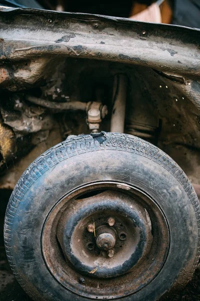 Velho Carro Enferrujado Roda — Fotografia de Stock