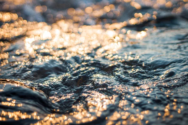 太陽光を背景にした海水 — ストック写真