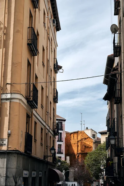 マドリードの青い曇り空に対して住宅の石造りの建物と典型的な古い通りの低角度 — ストック写真