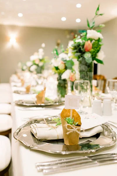 Çiçekler Mumlarla Düğün Masası — Stok fotoğraf