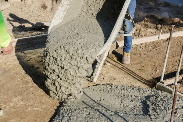 Endüstriyel Işçilerde Beton Karıştırıcı Kamyonun Beton Dolu Kürekleriyle Yeni Dökülmüş — Stok fotoğraf