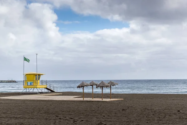 Utsikt Över Badvakt Tornet Stranden Blåsig Solig Dag Med Havsutsikt — Stockfoto