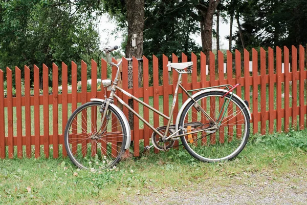 公園内の古い赤い自転車は — ストック写真