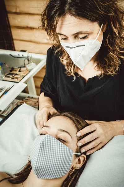 Esthéticienne Travaillant Avec Masque Écran Protection Pour Virus Covid — Photo