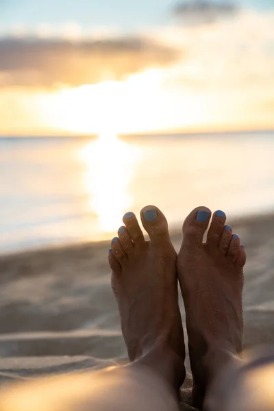 Füße Strand Bei Sonnenuntergang — Stockfoto