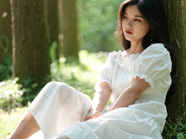 Portrait Chinese Girl White Dress Sit Forest Sunny Day — Fotografia de Stock