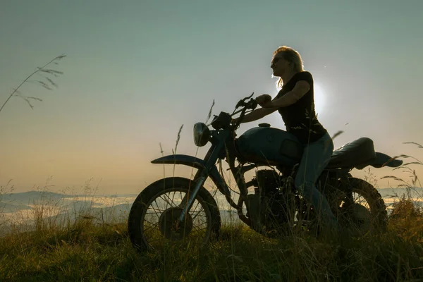 Mädchen Auf Einem Motorrad Hoch Den Bergen Über Den Wolken — Stockfoto