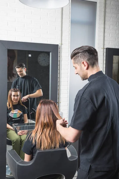 Männlich Friseur Herstellung Haarschnitt Für Seine Kunde Salon — Stockfoto