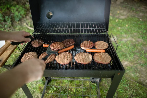 Homme Tient Debout Burgers Hot Dogs Retournant Sur Barbecue Fumé — Photo