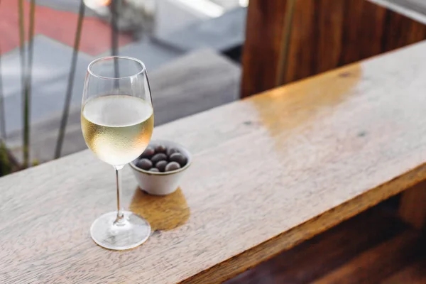 Glas Wijn Een Fles Witte Druiven Een Houten Tafel — Stockfoto