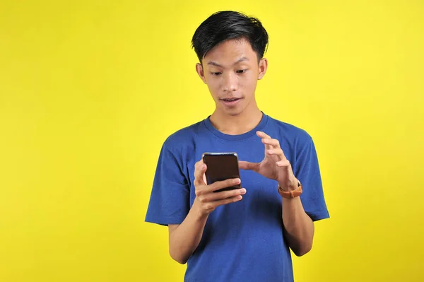 Geschokt Gezicht Van Aziatische Man Wit Shirt Zoek Naar Telefoon — Stockfoto