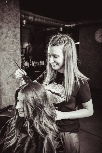 Femmes Dans Salon Coiffure Faisant Nouvelle Coiffure — Photo