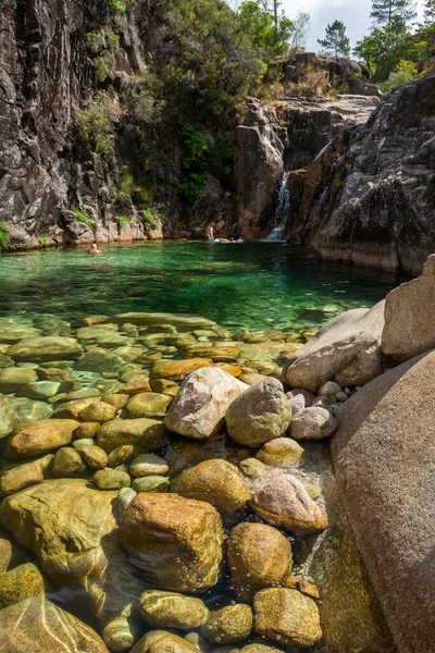 Portekiz Peneda Geres Ulusal Parkı Ndaki Nehir Üzerinde Kristal Berrak — Stok fotoğraf