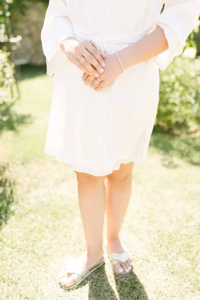 Beyaz Dantel Elbiseli Güzel Esmer Kadın Elinde Bir Buket Düğün — Stok fotoğraf