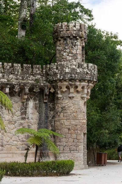 Vacker Utsikt Över Gamla Historiska Slottstornet Trädgården Quinta Regaleira Sintra — Stockfoto