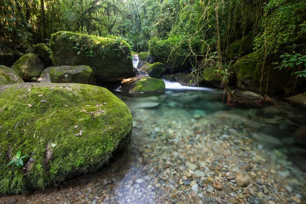 Piękna Krystalicznie Czysta Rzeka Błękitną Wodą Zielonym Krajobrazie Lasów Deszczowych — Zdjęcie stockowe