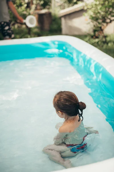 Niña Sentada Sola Piscina —  Fotos de Stock