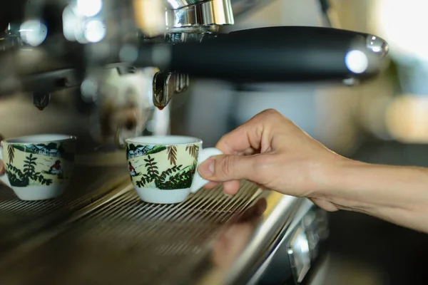 Barista Koffie Zetten Café — Stockfoto