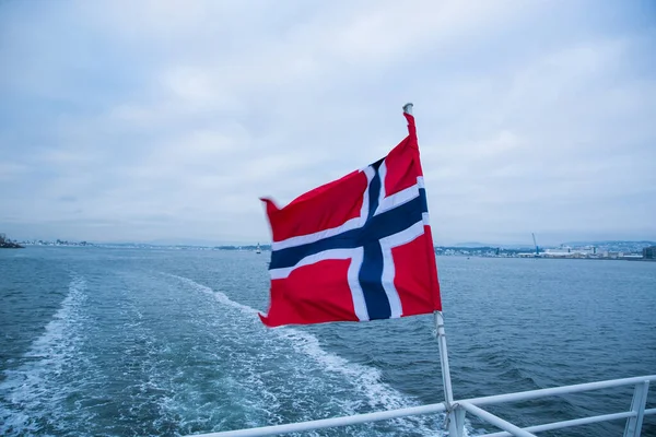 Bandiera Galleggiante Norvegese Catturata Dal Vento Mare Durante Navigazione — Foto Stock
