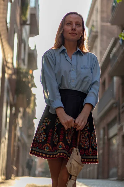 Mulher Loira Bonita Posando Rua Contra Sol — Fotografia de Stock