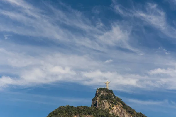 Piękny Widok Chrystusa Odkupiciela Statua Szczycie Góry Niebieskim Niebem Białymi — Zdjęcie stockowe