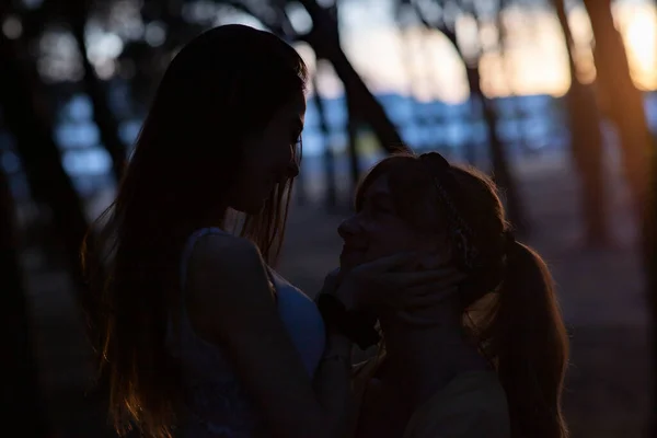 Two Loving Girls Forest Sunset Backlight — Stockfoto