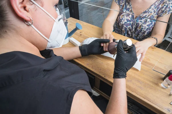 Esthéticienne Travaillant Avec Masque Écran Protection Pour Virus Covid — Photo