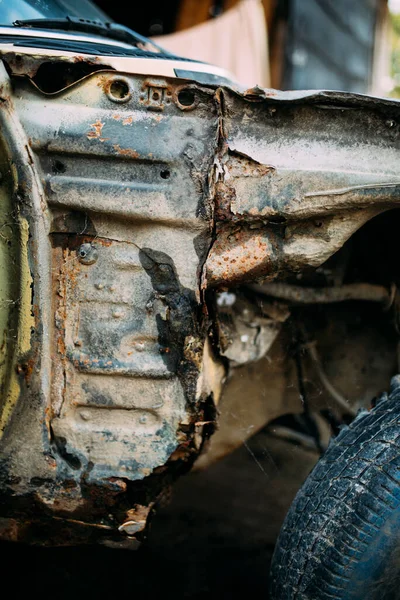 古い錆びた車のエンジン — ストック写真