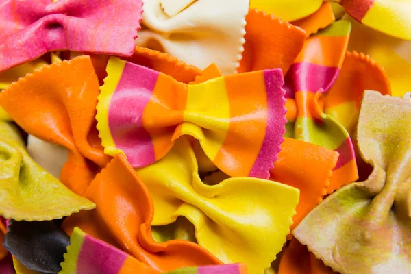 Traditionelle Handgemachte Italienische Farfalle Pasta Farbigen Hintergrund Nahaufnahme — Stockfoto