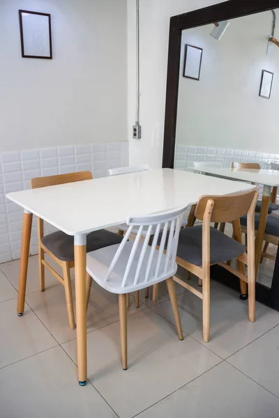 インテリア古典的な木製のテーブルと椅子 ストックフォト — ストック写真