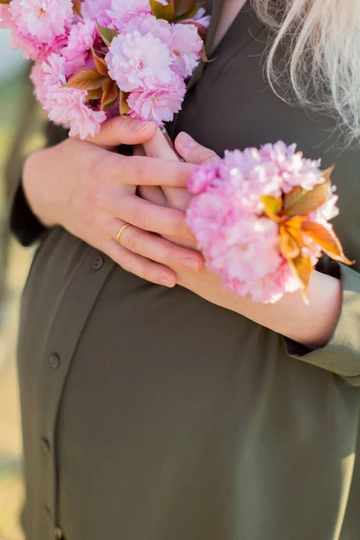 Terhes Parkban Tavasszal Cseresznyevirágzással Lágy Fókusz Kéz Hason — Stock Fotó