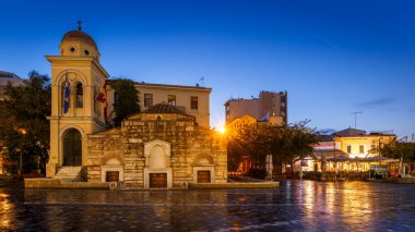 Atina, Yunanistan - 16 Ekim 2018: Yunanistan 'ın eski Atina kentindeki Monastiraki meydanında küçük bir kilise.