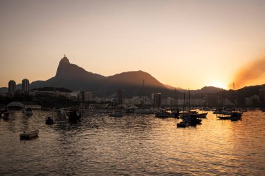 Okyanusun güzel manzarası, Corcovado Dağı ve gün batımında Kurtarıcı İsa heykeli, Rio de Janeiro, Brezilya