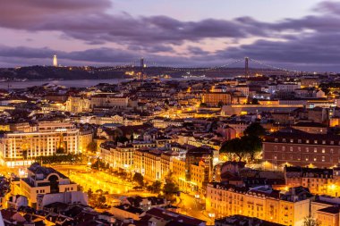 Lizbon, Portekiz 'in merkezindeki eski tarihi şehir binalarına güzel manzara