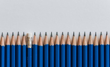 Beyaz arkaplanda bir sürü kalem var.