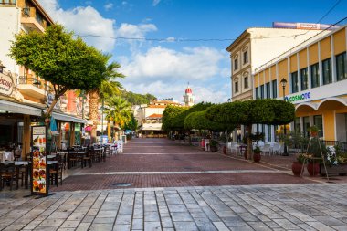 Sabahın erken saatlerinde Zakynthos şehrinin ana caddelerinden birinde.